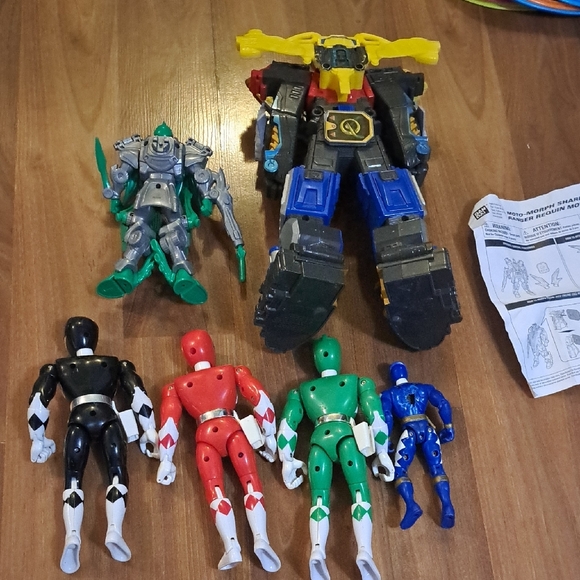Power Ranger Action Figure Set - Red, Green, Blue, Black - Picture 7 of 12